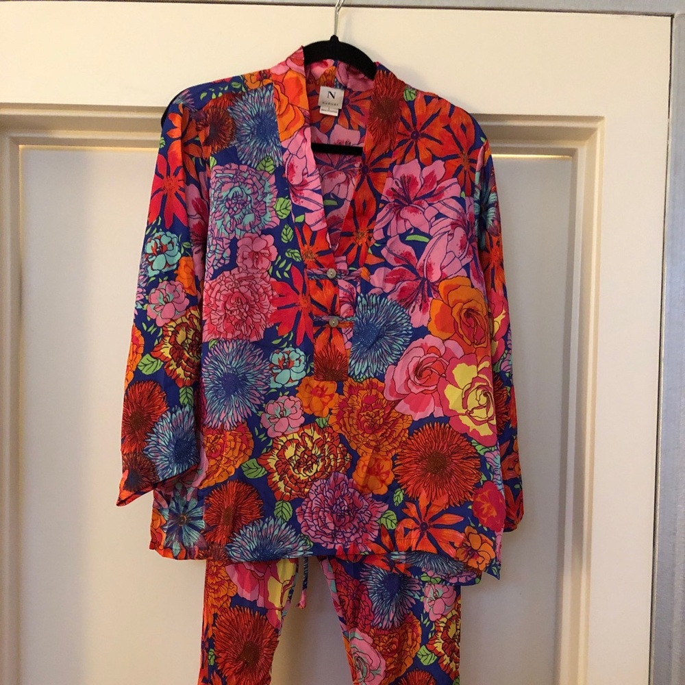 Beautiful Natori pajama pant set